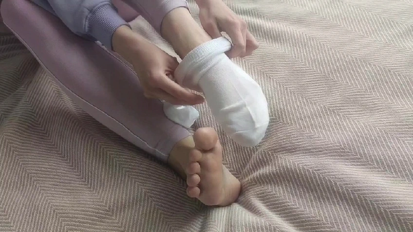She Knows How To Give Pleasure With Her Feet - Sockjob-Footjob Video